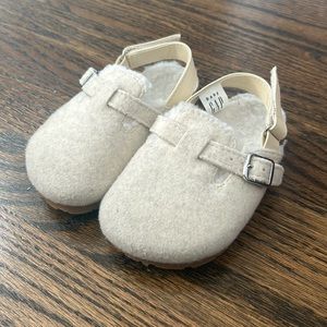 Toddler gap size 7/8 ivory clogs with back adjustable straps